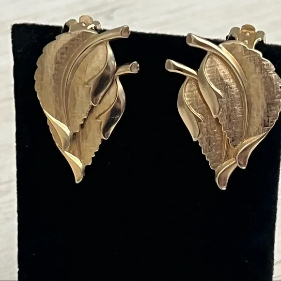 Judy Lee Vintage 1980s Gold Tone Double Leaves Clip On Earrings - Picture 4 of 10